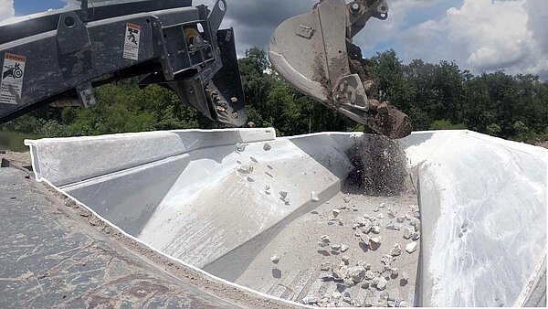 Rubble Master, small rock crusher vibrating feed hopper 
