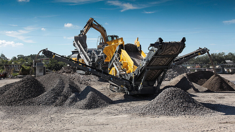RM HS5000M mobile scalper operating after a crusher